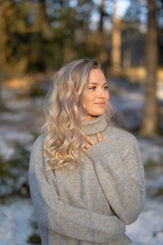 Heatless curler kiharat - hellävaraiset ja kestävät kiharat ilman lämpöä - nainen jolla kiharat ja talvimaisema