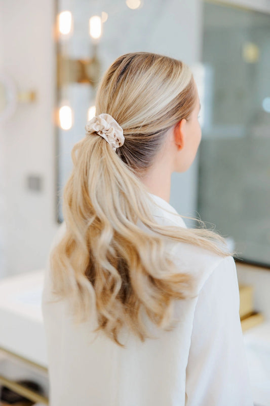 Nainen, jolla on hiuksissaan silkkinen hiusdonitsi