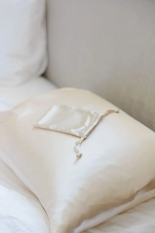 Silkkinen tyynyliina ja tyyny sängyllä