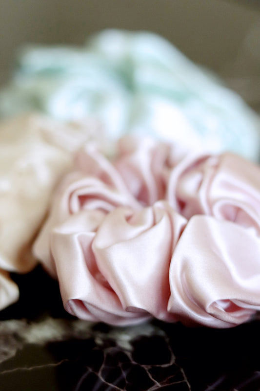 Kolme silkkistä isoa hiusdonitsia