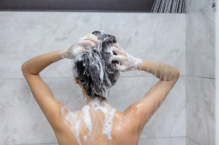 Hiusten oikeaoppinen pesu – 8 vaihetta joilla peset hiuksesi kuin kampaaja