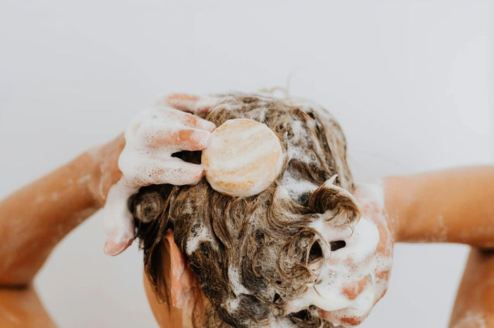 Hiusten pesu – kuinka usein hiukset kannattaa pestä? Opas hiustyypin mukaan