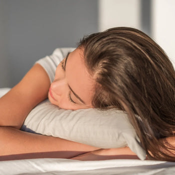 Mitä hiuksille tapahtuu yöllä? – Miksi hiusten suojaaminen on tärkeää