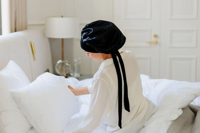 Silkkihiusmyssy vai silkkityynyliina – kumpi suojaa hiuksia paremmin yöllä?