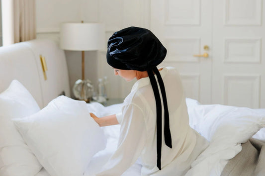 Silkkihiusmyssy vai silkkityynyliina – kumpi suojaa hiuksia paremmin yöllä?