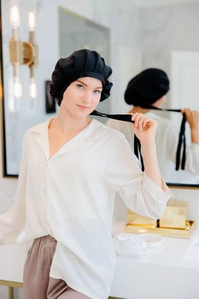 Nainen, jolla on päässään silkkinen yömyssy hiuksille - pitkät hiukset - hiustenhoito